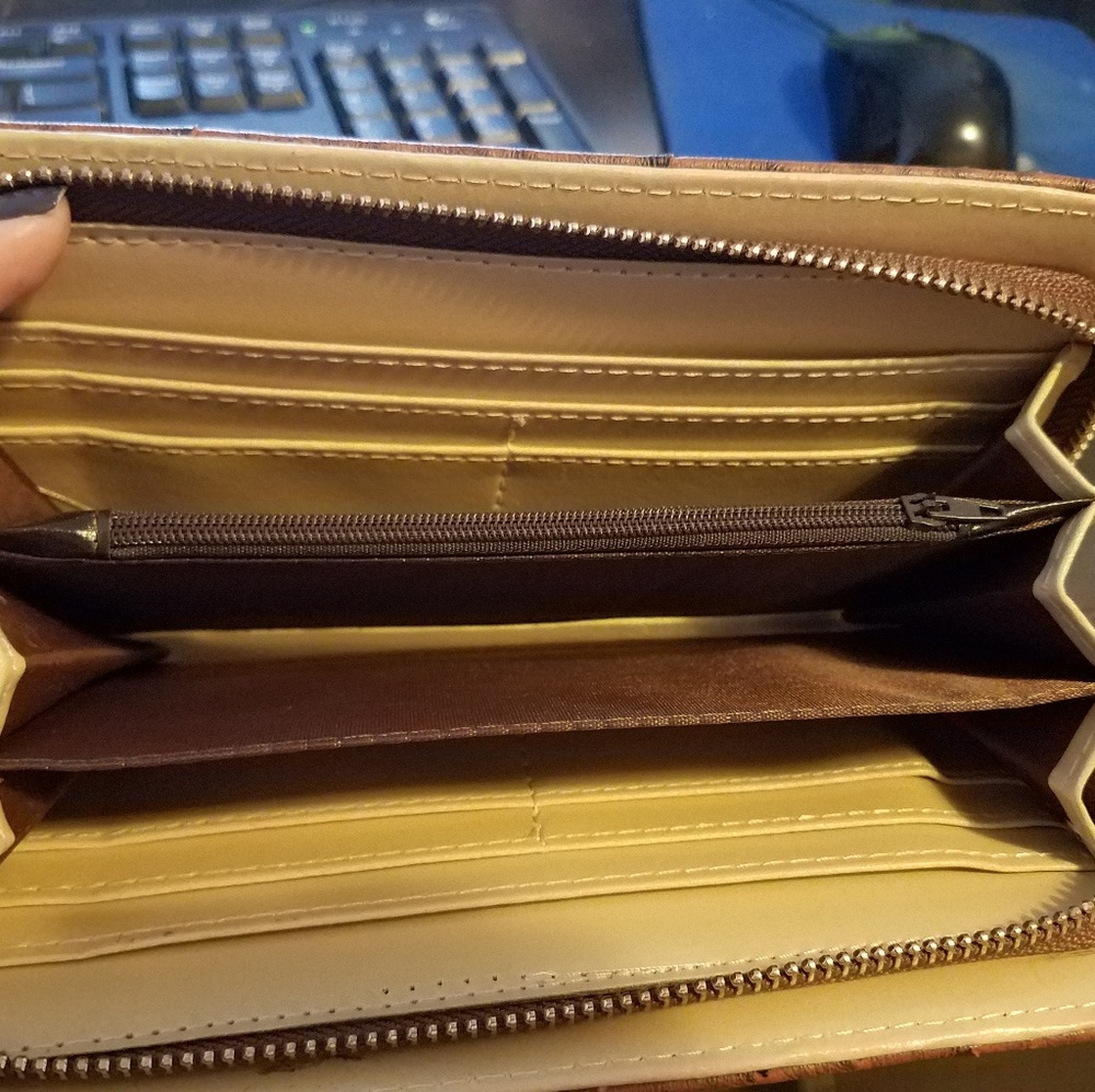 Faux Ostrich wallet. Super cute - Picture 3 of 4